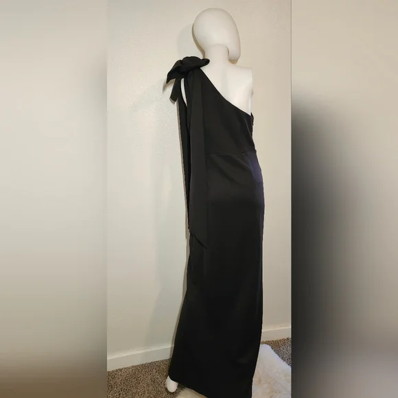 Showpo Black One Shoulder Gown Dress With Statement Bow & High Slit Size 8 - Picture 4 of 15